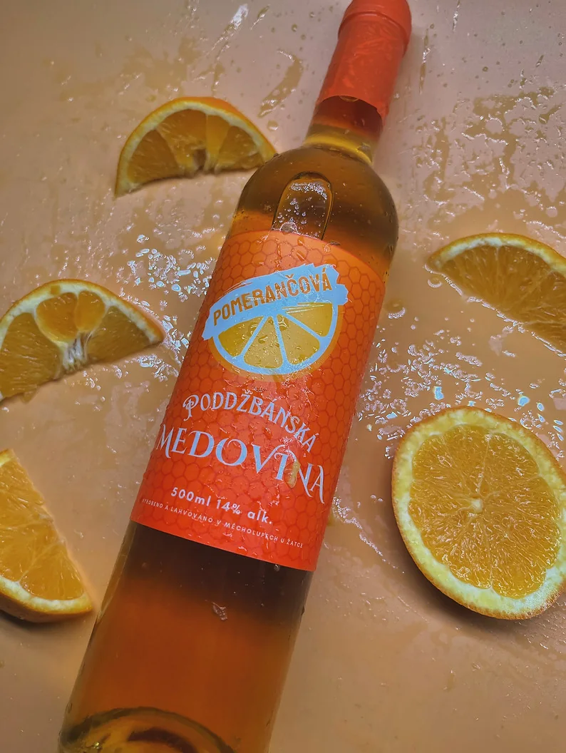 Poddžbánská Pomerančová medovina podávaná s čerstvými pomeranči